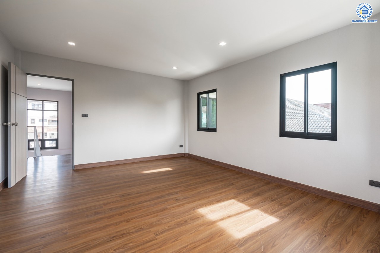 บ้านมือสองตกแต่งใหม่ ม.เมืองเอกประจิม พหลโยธิน87 ตกแต่งครบทุกฟังก์ชัน เนื้อที่ 200 ตร.ว. 3 ห้องนอน 5 ห้องน้ำ 1 ห้องรับรอง จอดรถได้ 3 คัน เชื่อมต่อทุกการเดินทาง ใกล้รถไฟฟ้าสายสีแดง "สถานีหลักหก"และทางด่วน "ศรีสมาน"